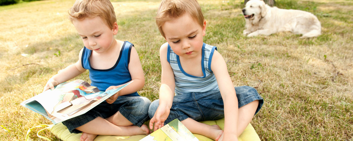 Dogs help children to read.
